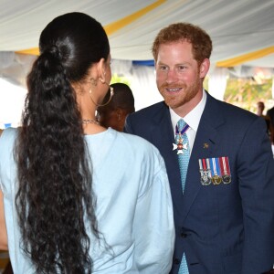 Le prince Harry rencontre Rihanna lors du 50ème anniversaire de l'indépendance de la Barbade, le 30 novembre 2016.