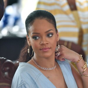 Le prince Harry rencontre Rihanna lors du 50ème anniversaire de l'indépendance de la Barbade, le 30 novembre 2016.