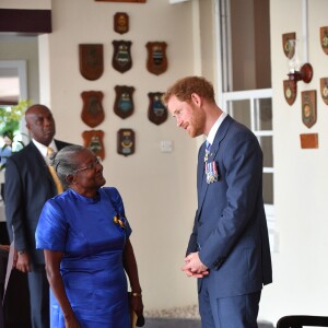 Le prince Harry rencontre Rihanna lors du 50ème anniversaire de l'indépendance de la Barbade, le 30 novembre 2016.