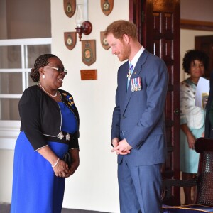 Le prince Harry rencontre Rihanna lors du 50ème anniversaire de l'indépendance de la Barbade, le 30 novembre 2016.