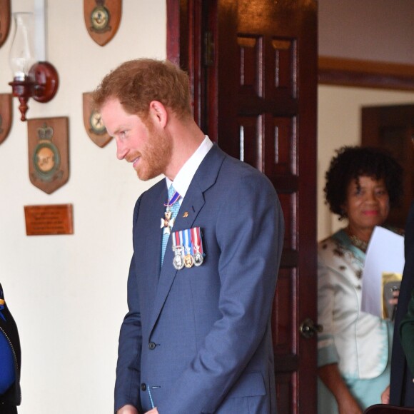 Le prince Harry rencontre Rihanna lors du 50ème anniversaire de l'indépendance de la Barbade, le 30 novembre 2016.