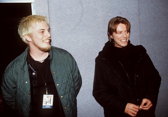 Duncan Jones et son père David Bowie aux Brit Awards à Londres en février 1999