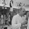 En France, à Paris, le couturier André Courrèges dans son atelier le 29 janvier 1974.
