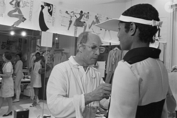 En France, à Paris, le couturier André Courrèges dans son atelier le 29 janvier 1974.