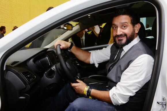 Cyril Hanouna - Présentation du Renault Trezor concept car électrique pendant la 119ème édition du Mondial de l'Automobile 2016 au Paris Expo Porte de Versailles à Paris, France, le 29 septembre 2016. © Rachid Bellak/Bestimage  Présentation Renault Trezor electric concept car during the Paris Motor Show at Paris Expo Porte de Versailles in Paris, France on September 29th, 2016. © Rachid Bellak/Bestimage29/09/2016 - Paris