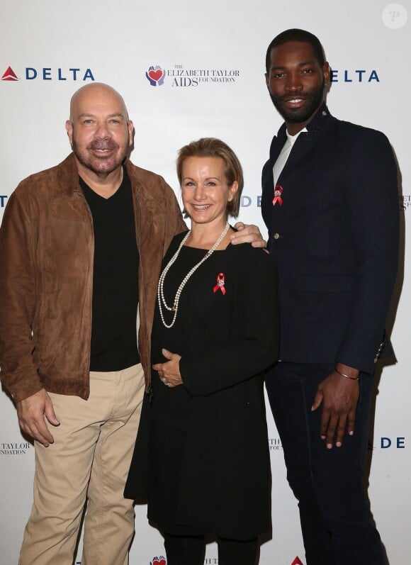Jason Stuart, Gabrielle Carteris, Tarell Alvin McCraney à la soirée caritative 'SAG-AFTRA and The Elizabeth Taylor AIDS' à Los Angeles, le 30 novembre 2016.