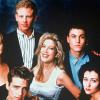 Jennie Garth, Brian Austin Green, Tori Speling, Shannen Doherty, Jason Priestley, Luke Perry, Ian Ziering et Gabrielle Carteris dans Beverly Hills, en 1990.