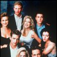 Jennie Garth, Brian Austin Green, Tori Speling, Shannen Doherty, Jason Priestley, Luke Perry, Ian Ziering et Gabrielle Carteris dans Beverly Hills, en 1990.