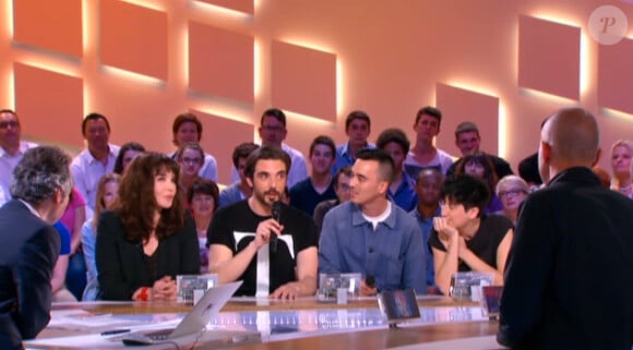 Isabelle Adjani avec le groupe The Aikiu dont fait partie son fils Barnabé (au centre) lors du Grand Journal de Canal+ diffusé le 20 juin 2013