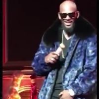 R. Kelly : Une fan entreprenante lui attrape les parties intimes en plein show !