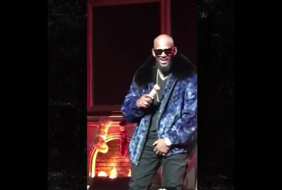 R. Kelly se faisant attraper les parties intimes par une fan déchaînée en concert à Detroit le vendredi 2 décembre 2016
