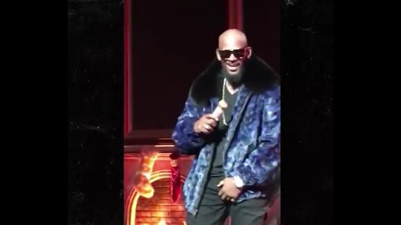 R. Kelly : Une fan entreprenante lui attrape les parties intimes en plein show !