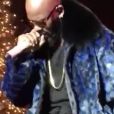 R. Kelly se faisant attraper les parties intimes par une fan déchaînée en concert à Detroit le vendredi 2 décembre 2016