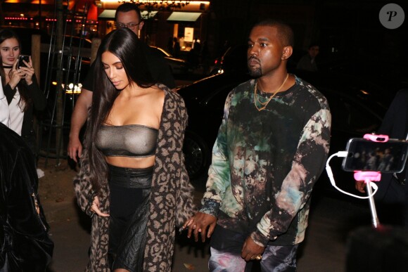 Kim Kardashian et son mari Kanye West arrivent au défilé Off White collection printemps été 2017 à Paris le 29 septembre 2016