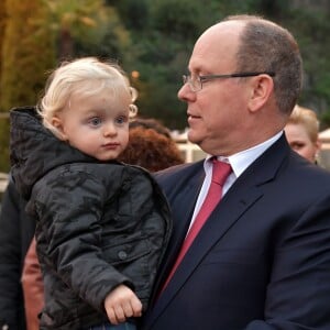 Semi-exclusif - Le prince Albert II de Monaco et son fils Jacques pendant l'inauguration du Village de Noël à Monaco le 3 décembre 2016. Le Village de Noël est installé sur le quai Albert 1er du Port Hercule. Les animations telles que manèges pour enfants, la patinoire ou la grande roue et les différents stands de souvenirs ou de nourritures seront ouverts du 2 décembre au 2 janvier 2017. © Charly Gallo / Gouvernement Princier /Pool restreint Monaco/Bestimage Semi-exclusive