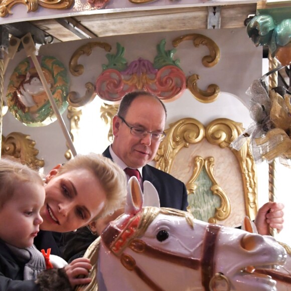 Semi-exclusif - Le prince Albert II de Monaco, son épouse la princesse Charlene et leur fille Gabriella pendant l'inauguration du Village de Noël à Monaco le 3 décembre 2016. Le Village de Noël est installé sur le quai Albert 1er du Port Hercule. Les animations telles que manèges pour enfants, la patinoire ou la grande roue et les différents stands de souvenirs ou de nourritures seront ouverts du 2 décembre au 2 janvier 2017. © Charly Gallo / Gouvernement Princier /Pool restreint Monaco/Bestimage Semi-exclusive