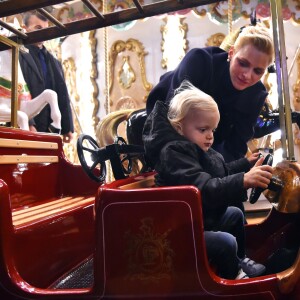 Semi-exclusif - La princesse Charlene et son fils Jacques pendant l'inauguration du Village de Noël à Monaco le 3 décembre 2016. Le Village de Noël est installé sur le quai Albert 1er du Port Hercule. Les animations telles que manèges pour enfants, la patinoire ou la grande roue et les différents stands de souvenirs ou de nourritures seront ouverts du 2 décembre au 2 janvier 2017. © Bruno Bebert/Pool restreint Monaco/Bestimage