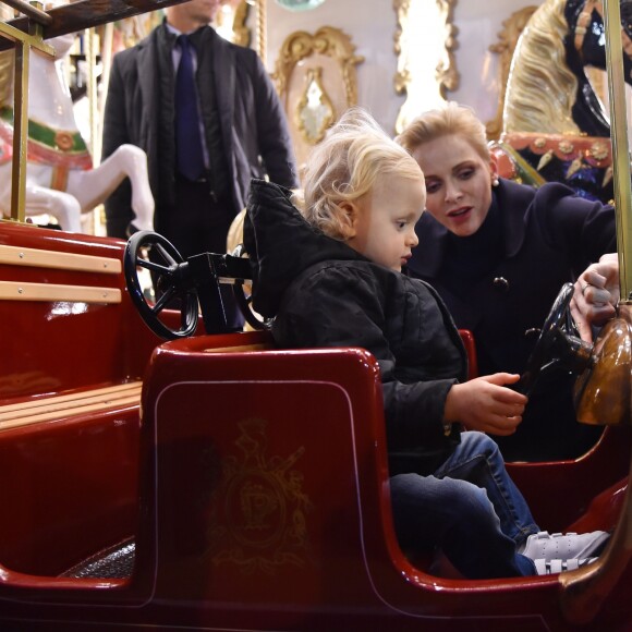 Semi-exclusif - La princesse Charlene et son fils Jacques pendant l'inauguration du Village de Noël à Monaco le 3 décembre 2016. Le Village de Noël est installé sur le quai Albert 1er du Port Hercule. Les animations telles que manèges pour enfants, la patinoire ou la grande roue et les différents stands de souvenirs ou de nourritures seront ouverts du 2 décembre au 2 janvier 2017. © Bruno Bebert/Pool restreint Monaco/Bestimage