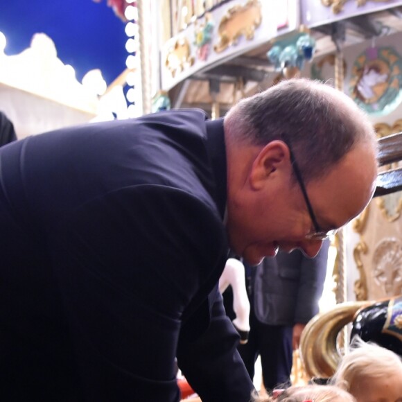 Semi-exclusif - Le prince Albert II de Monaco, son épouse la princesse Charlene et leurs enfants le prince Jacques et la princesse Gabriella pendant l'inauguration du Village de Noël à Monaco le 3 décembre 2016. Le Village de Noël est installé sur le quai Albert 1er du Port Hercule. Les animations telles que manèges pour enfants, la patinoire ou la grande roue et les différents stands de souvenirs ou de nourritures seront ouverts du 2 décembre au 2 janvier 2017. © Bruno Bebert/Pool restreint Monaco/Bestimage
