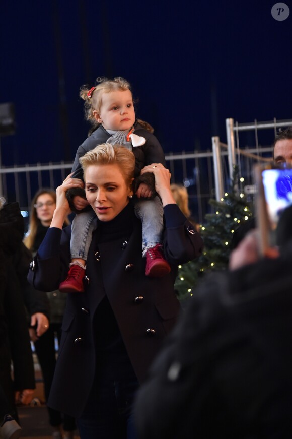 Semi-exclusif - La princesse Charlene et sa fille Gabriella pendant l'inauguration du Village de Noel à Monaco le 3 décembre 2016. Le Village de Noel est installé sur le quai Albert 1er du Port Hercule Les animations telles que manèges pour enfants, la patinoire ou la grande roue et les différents stands de souvenirs ou de nourritures seront ouverts du 2 décembre au 2 janvier 2017. © Bruno Bebert/Pool restreint Monaco/Bestimage