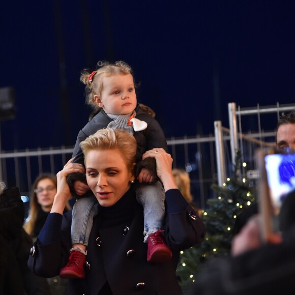 Semi-exclusif - La princesse Charlene et sa fille Gabriella pendant l'inauguration du Village de Noel à Monaco le 3 décembre 2016. Le Village de Noel est installé sur le quai Albert 1er du Port Hercule Les animations telles que manèges pour enfants, la patinoire ou la grande roue et les différents stands de souvenirs ou de nourritures seront ouverts du 2 décembre au 2 janvier 2017. © Bruno Bebert/Pool restreint Monaco/Bestimage