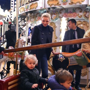 Semi-exclusif - La princesse Charlene et son fils Jacques pendant l'inauguration du Village de Noel à Monaco le 3 décembre 2016. Le Village de Noel est installé sur le quai Albert 1er du Port Hercule Les animations telles que manèges pour enfants, la patinoire ou la grande roue et les différents stands de souvenirs ou de nourritures seront ouverts du 2 décembre au 2 janvier 2017. © Bruno Bebert/Pool restreint Monaco/Bestimage