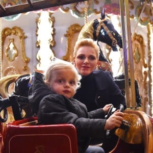 Semi-exclusif - La princesse Charlene et son fils Jacques pendant l'inauguration du Village de Noel à Monaco le 3 décembre 2016. Le Village de Noel est installé sur le quai Albert 1er du Port Hercule Les animations telles que manèges pour enfants, la patinoire ou la grande roue et les différents stands de souvenirs ou de nourritures seront ouverts du 2 décembre au 2 janvier 2017. © Bruno Bebert/Pool restreint Monaco/Bestimage