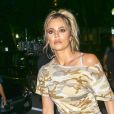 Kim Kardashian, son mari Kanye West, ses soeurs Kourtney Kardashian et Khloe Kardashian, Scott Disick et Jonathan Cheban à la sortie de leur hôtel à Miami, le 15 septembre 2016