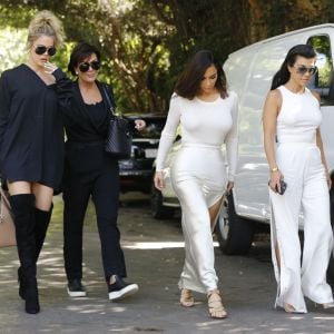 Kim, Kourtney, Khloé Kardashian et leur mère Kris Jenner - La famile Kardashian lors du tournage de la télé-réalité "L'Incroyable Famille Kardashian" à Woodland Hills le 5 aout 2016.