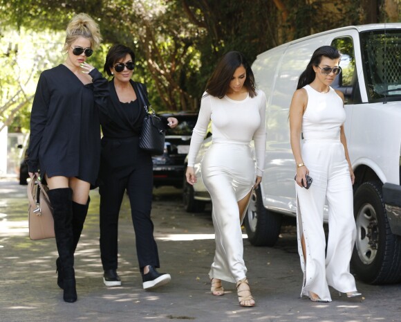 Kim, Kourtney, Khloé Kardashian et leur mère Kris Jenner - La famile Kardashian lors du tournage de la télé-réalité "L'Incroyable Famille Kardashian" à Woodland Hills le 5 aout 2016.