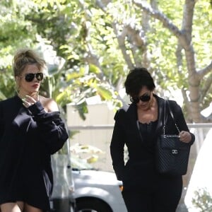 Kim, Kourtney, Khloé Kardashian et leur mère Kris Jenner - La famile Kardashian lors du tournage de la télé-réalité "L'Incroyable Famille Kardashian" à Woodland Hills le 5 aout 2016.