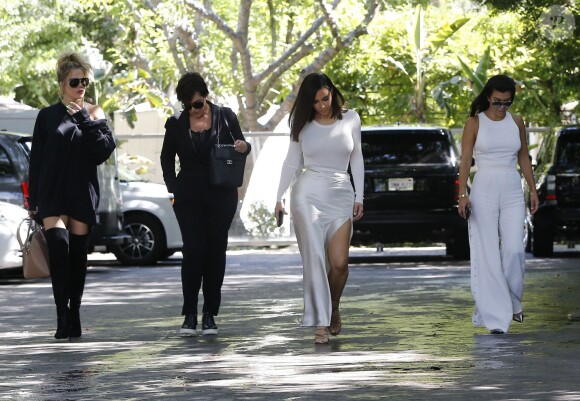 Kim, Kourtney, Khloé Kardashian et leur mère Kris Jenner - La famile Kardashian lors du tournage de la télé-réalité "L'Incroyable Famille Kardashian" à Woodland Hills le 5 aout 2016.