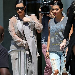 Les soeurs Kardashian (Kim enceinte, Kourtney et Khloe) sur le tournage de leur émission de téléréalité dans un restaurant à Ahoura Hills en Californie le 14 juillet 2015.