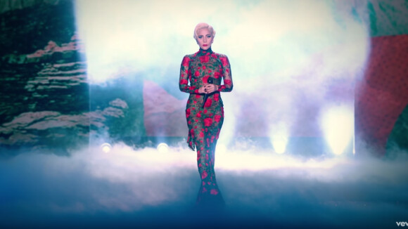 Lady Gaga interprète son titre Million Reasons lors du défilé Victoria's Secret à Paris. Vidéo publiée sur Youtube le 6 décembre 2016