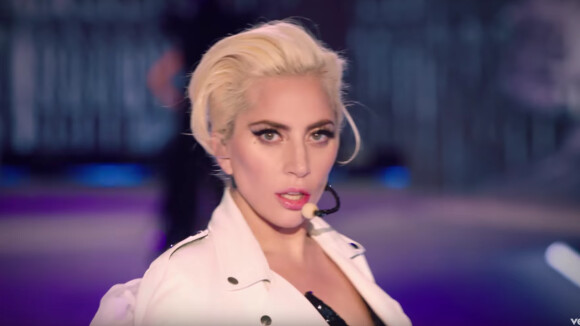 Lady Gaga chante lors du défilé Victoria's Secret qui s'est déroulé au Grand Palais à Paris. Vidéo publiée sur Youtube le 6 décembre 2016
