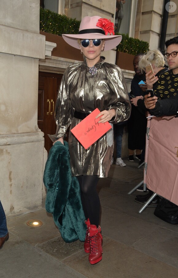 Lady Gaga dépose des vêtements et de la nourriture dans un centre d'aide aux sans-abri à Londres, le 7 décembre 2016. © CPA/Bestimage