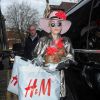 Lady Gaga prend quatre heures de son temps de shopping pour discuter avec des jeunes sans abris et partager ses gâteaux à Londres le 7 décembre 2016. C'est dans le quartier de East London que la chanteuse fait une halte et prend le temps de discuter en toute simplicité avec de jeunes gays dans un foyer pour adolescents. Après cet arrêt imprévu, la chanteuse se rend dans un pub pour se détendre avec des amis.