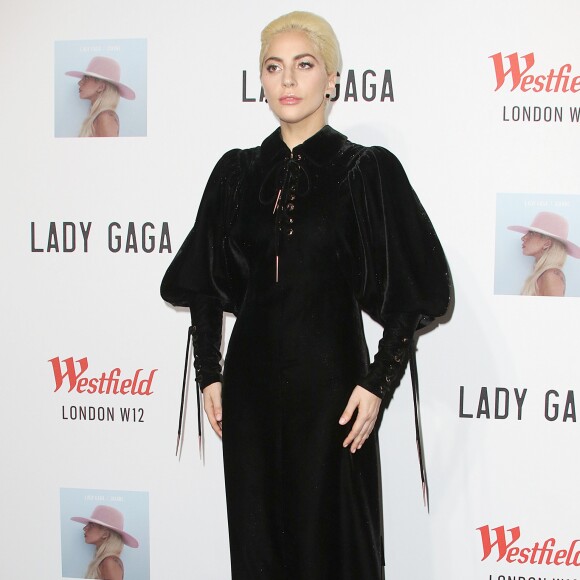 Lady Gaga lors d'un photocall au centre commercial Westfield à Londres, Royaume Uni, le 1er décembre 2016.