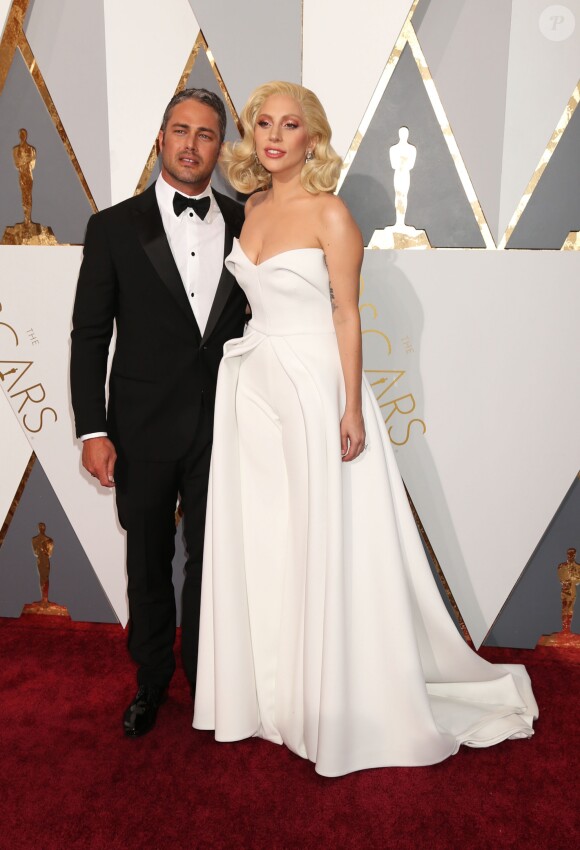 Lady Gaga et Taylor Kinney à la 88ème cérémonie des Oscars à Los Angeles le 28 février 2016.