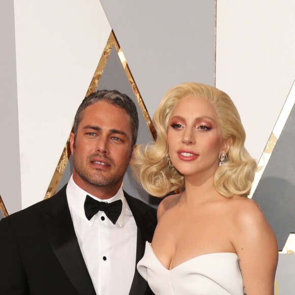 Lady Gaga et Taylor Kinney à la 88ème cérémonie des Oscars à Los Angeles le 28 février 2016.
