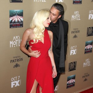 Lady Gaga et son fiancé Taylor Kinney à la première de «American Horror Story» à Los Angeles, le 3 octobre 2015