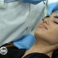 Manon Marsault se fait faire des injections dans un reportage diffusé dans "66 minutes" sur M6. Le 15 mai 2016.