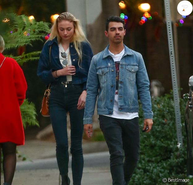 Joe Jonas se balade avec Sophie Turner dans les rues de Los Angeles. A la vue des photographes, les amis 'proches' se sont séparés. Le 29 novembre 2016