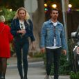 Joe Jonas se balade avec Sophie Turner dans les rues de Los Angeles. A la vue des photographes, les amis 'proches' se sont séparés. Le 29 novembre 2016
