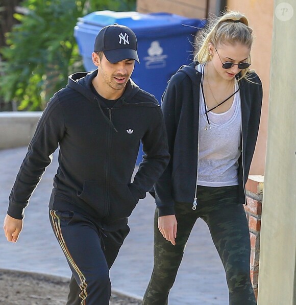 Exclusif - Joe Jonas se promène en compagnie de Sophie Turner à Los Angeles, le 28 novembre 2016.