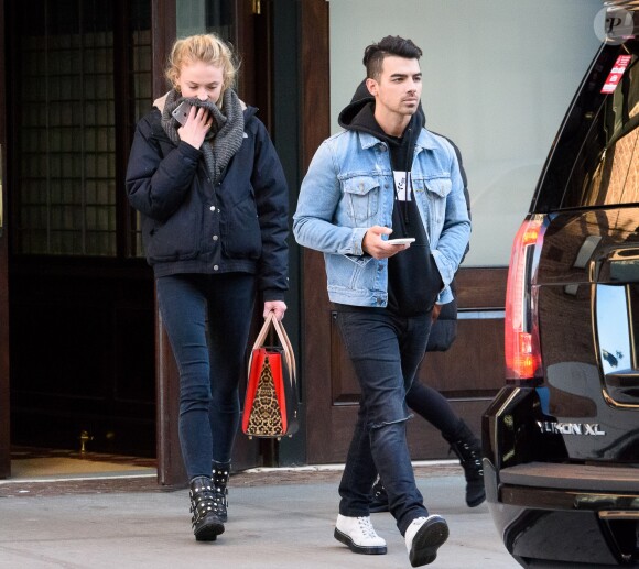 Exclusif - Joe Jonas et sa nouvelle compagne Sophia Turner sortent ensemble d'un hôtel de Manhattan à New York le 23 novembre 2016.