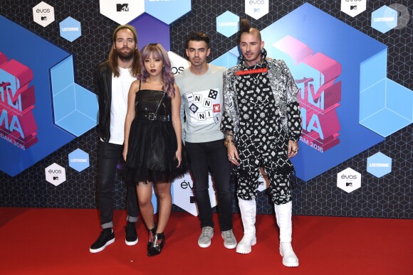 Jack Lawless, JinJoo Lee, Joe Jonas et Cole Whittle (DNCE) aux MTV European Music Awards at the AHOY à Rotterdam. Le 6 novembre 2016
