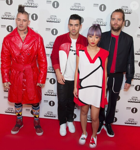 Cole Whittle, Joe Jonas, Jinjoo Lee et Jack Lawless (DNCE) à la Soirée "BBC Radio 1's Teen Awards" à Londres. Le 23 octobre 2016