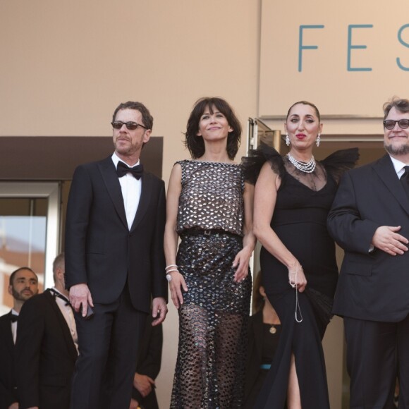 Les membres du jury Ethan Coen, Sophie Marceau, Rossy de Palma, Guillermo Del Toro, Rokia Traoré (robe Georges Hobeika), Xavier Dolan, Sienna Miller, Jake Gyllenhaal et Joel Coen - Montée des marches du film "La Tête Haute" pour l'ouverture du 68 ème Festival du film de Cannes – Cannes le 13 mai 2015