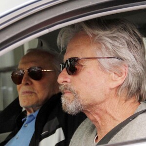 Michael Douglas déjeune avec son père Kirk à Beverly Hills le 25 février 2014.